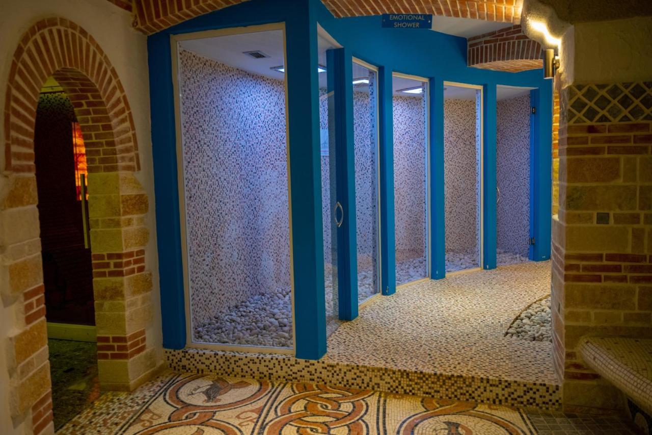 Bougainville Bay Hotel Sarande Luaran gambar The interior of the hotel