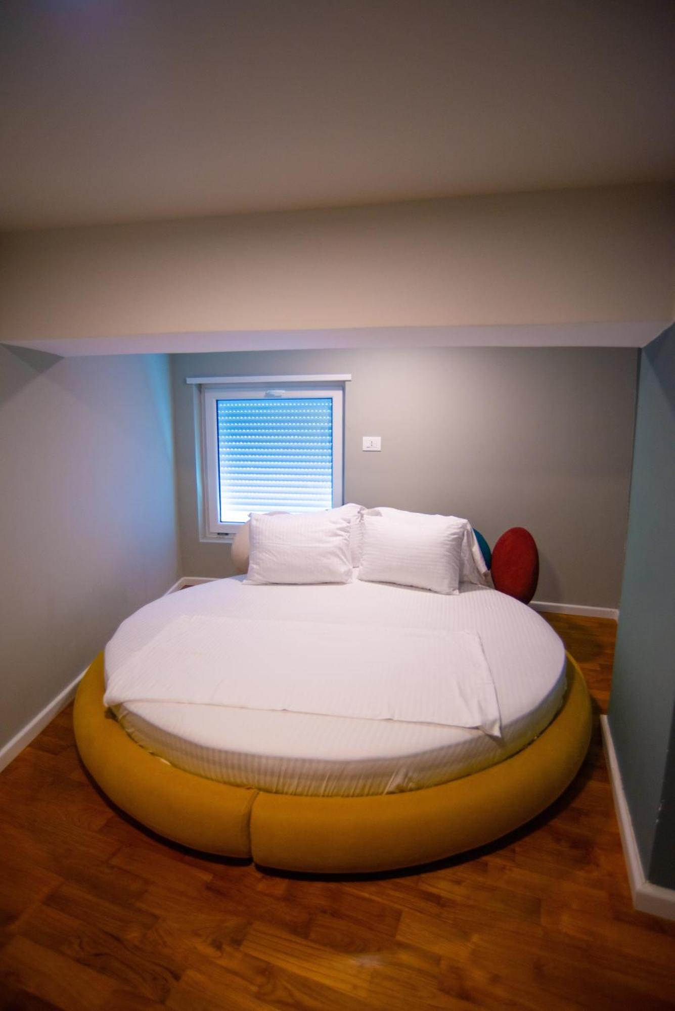 Bougainville Bay Hotel Sarande Luaran gambar A round bed