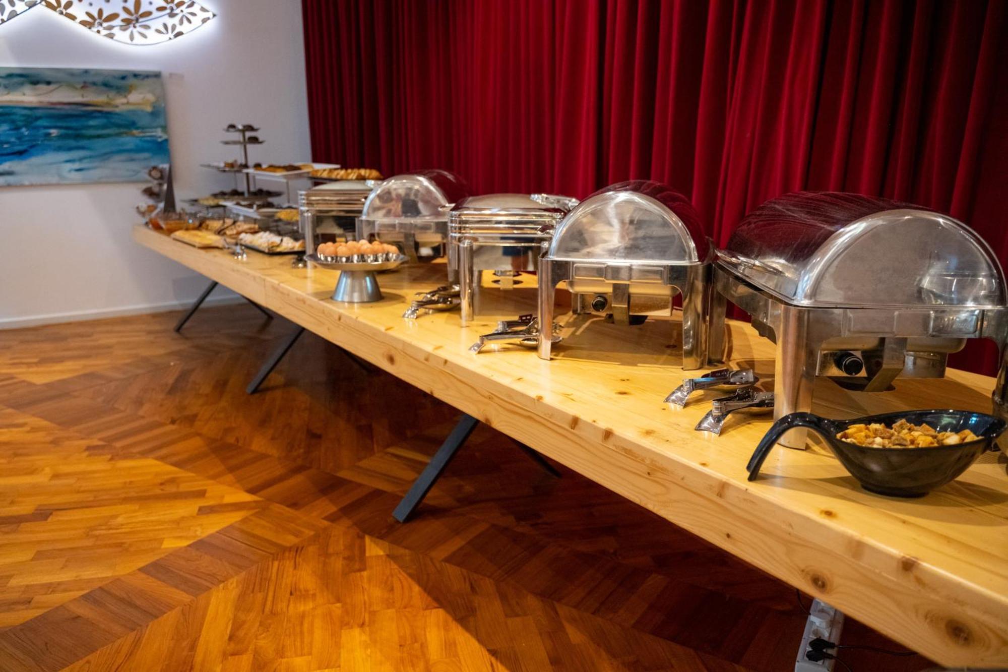 Bougainville Bay Hotel Sarande Luaran gambar A buffet table