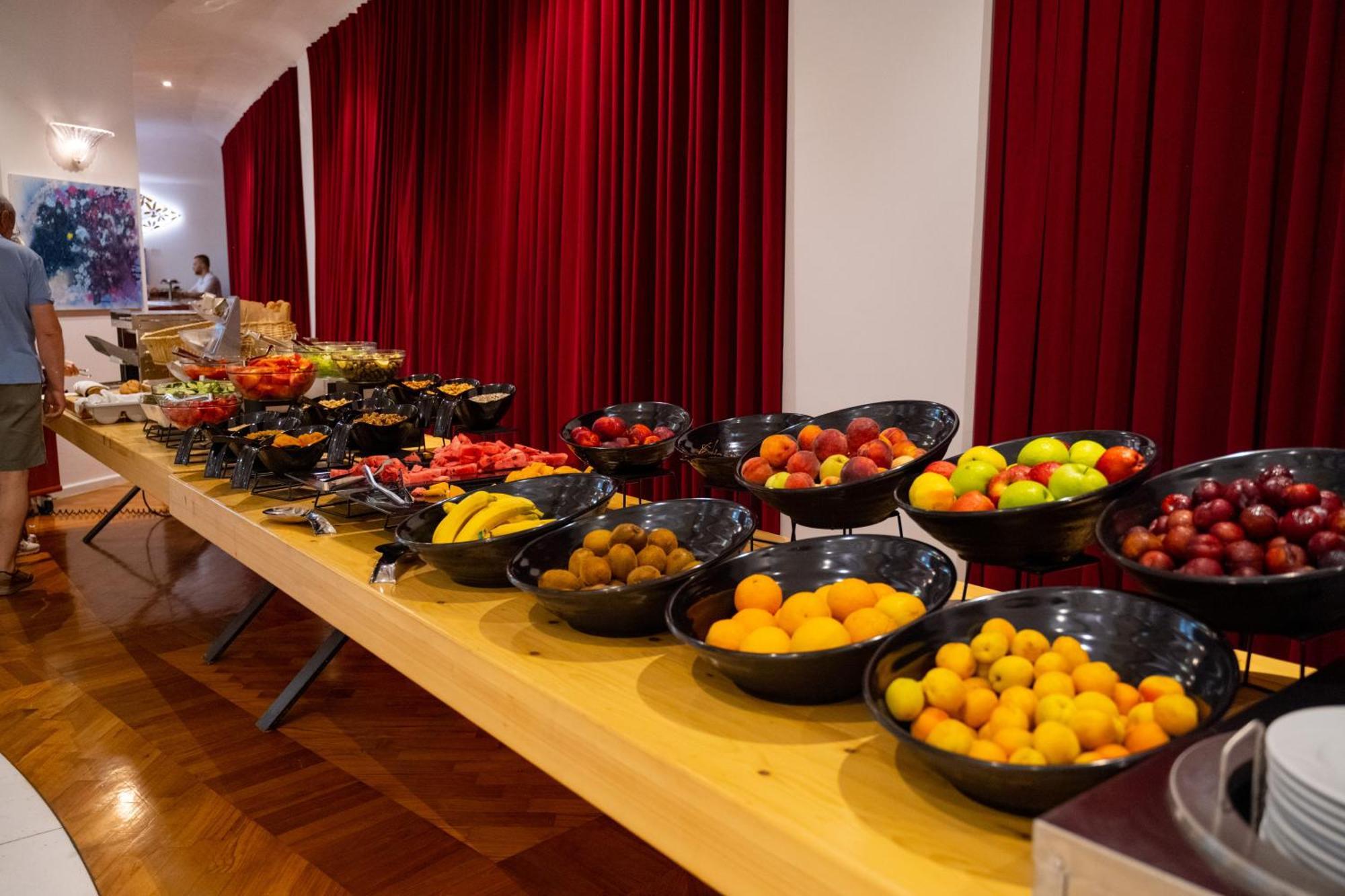 Bougainville Bay Hotel Sarande Luaran gambar Fruit buffet