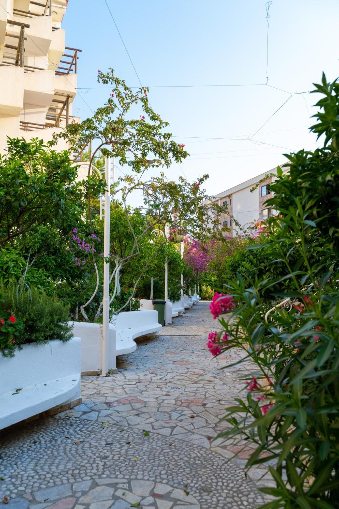 Bougainville Bay Hotel Sarande Luaran gambar The park