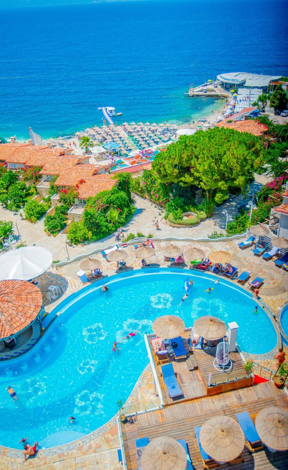 Bougainville Bay Hotel Sarande Luaran gambar Aerial view of the pool